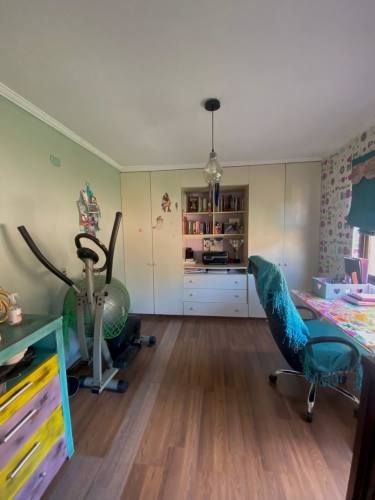 OPORTUNIDAD - AMPLIA CASA con PISCINA, TERRAZA y QUINCHO.