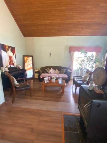 OPORTUNIDAD - AMPLIA CASA con PISCINA, TERRAZA y QUINCHO.