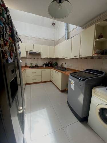 OPORTUNIDAD - AMPLIA CASA con PISCINA, TERRAZA y QUINCHO.