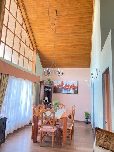 OPORTUNIDAD - AMPLIA CASA con PISCINA, TERRAZA y QUINCHO.