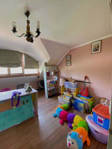 OPORTUNIDAD - AMPLIA CASA con PISCINA, TERRAZA y QUINCHO.