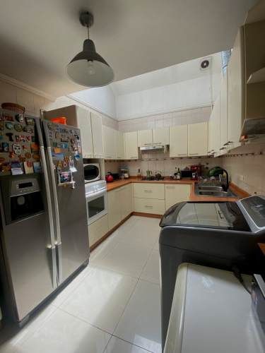 OPORTUNIDAD - AMPLIA CASA con PISCINA, TERRAZA y QUINCHO.