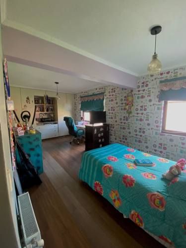 OPORTUNIDAD - AMPLIA CASA con PISCINA, TERRAZA y QUINCHO.