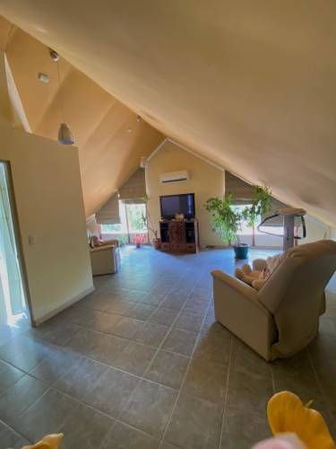 OPORTUNIDAD - AMPLIA CASA con PISCINA, TERRAZA y QUINCHO.