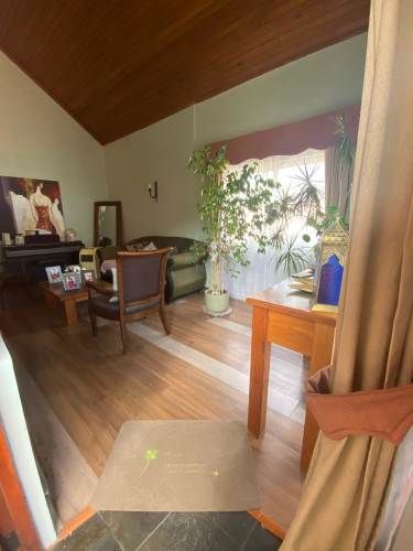 OPORTUNIDAD - AMPLIA CASA con PISCINA, TERRAZA y QUINCHO.