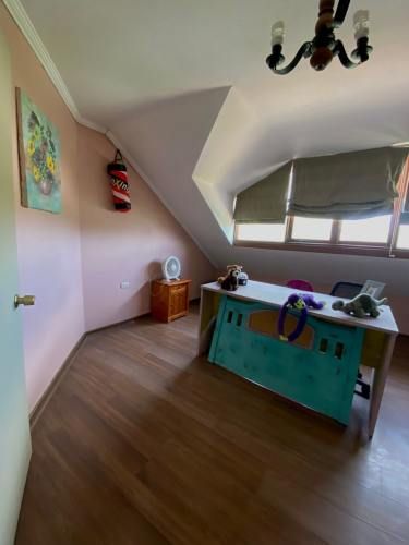 OPORTUNIDAD - AMPLIA CASA con PISCINA, TERRAZA y QUINCHO.