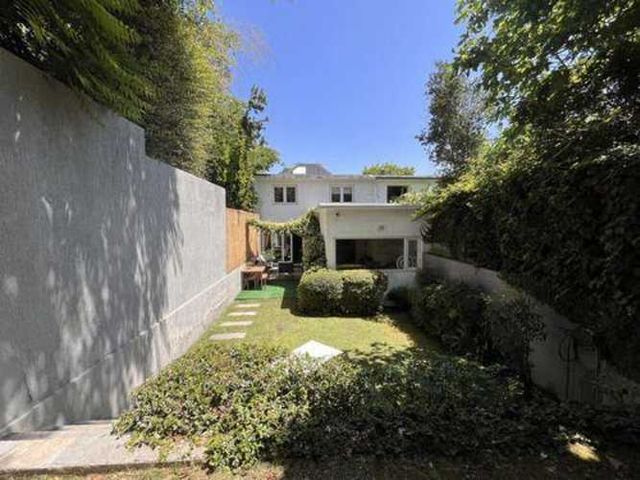 Casa en arriendo c/ estacionamiento en Parque Bicentenario