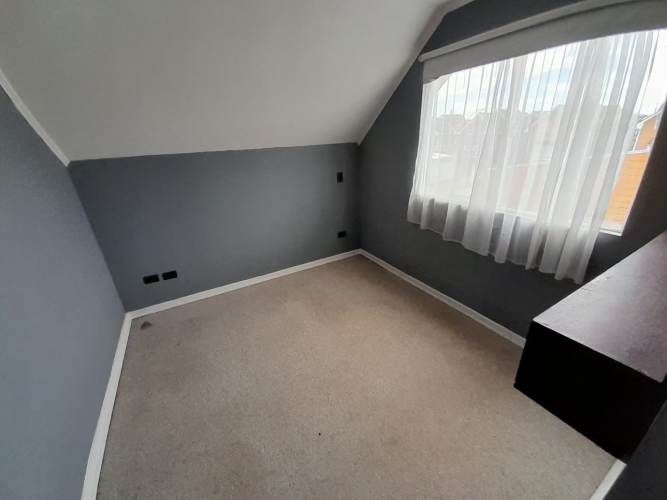 Casa de esquina, amplia, en lugar tranquilo y con áreas verdes