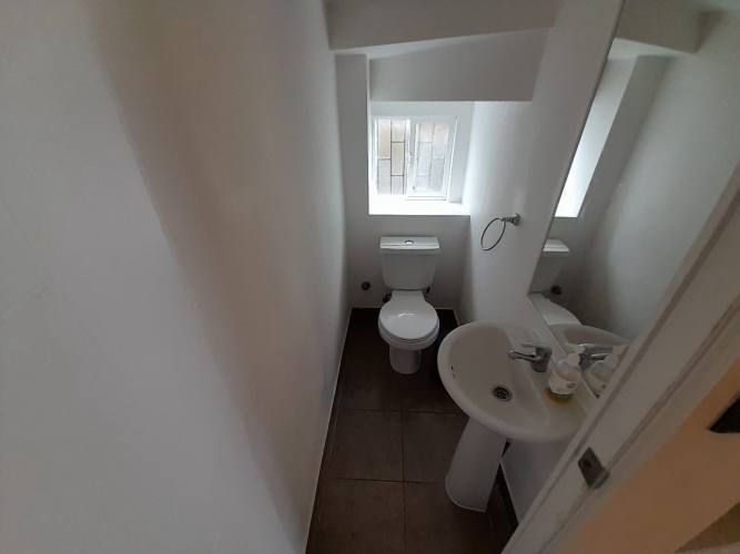 Casa de esquina, amplia, en lugar tranquilo y con áreas verdes