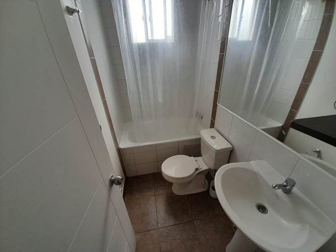 Casa de esquina, amplia, en lugar tranquilo y con áreas verdes