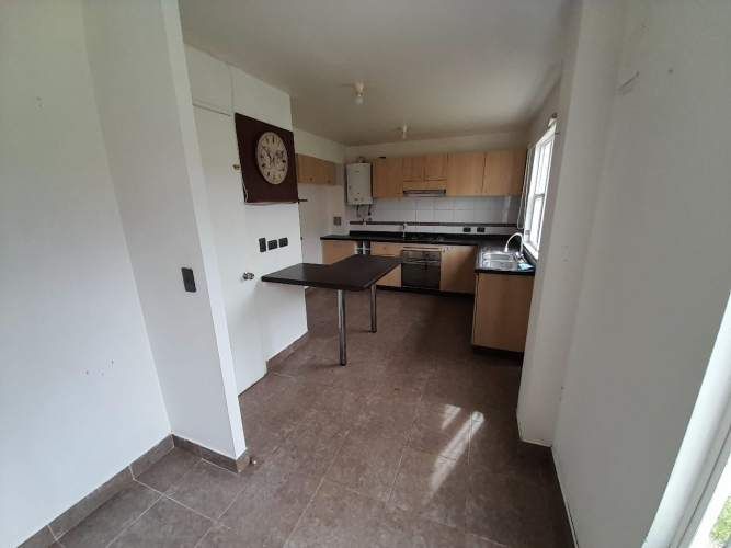 Casa de esquina, amplia, en lugar tranquilo y con áreas verdes