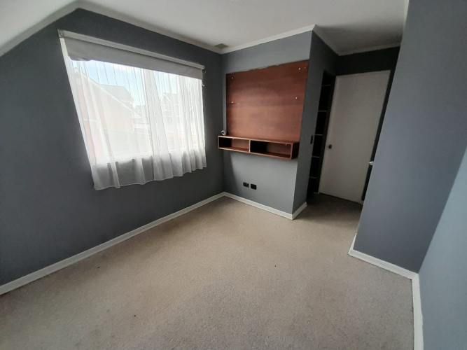 Casa de esquina, amplia, en lugar tranquilo y con áreas verdes