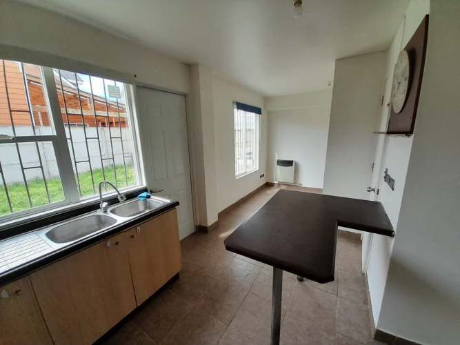 Casa de esquina, amplia, en lugar tranquilo y con áreas verdes