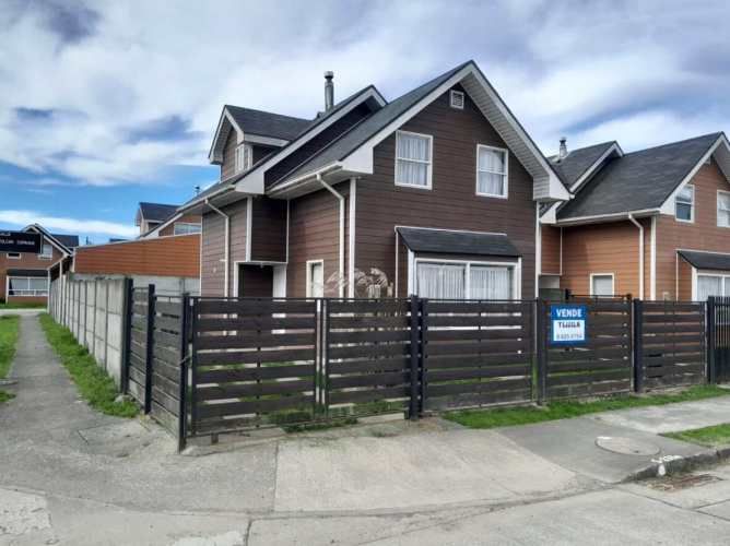 Casa de esquina, amplia, en lugar tranquilo y con áreas verdes