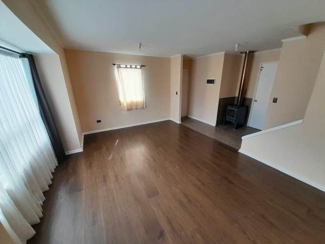 Casa de esquina, amplia, en lugar tranquilo y con áreas verdes