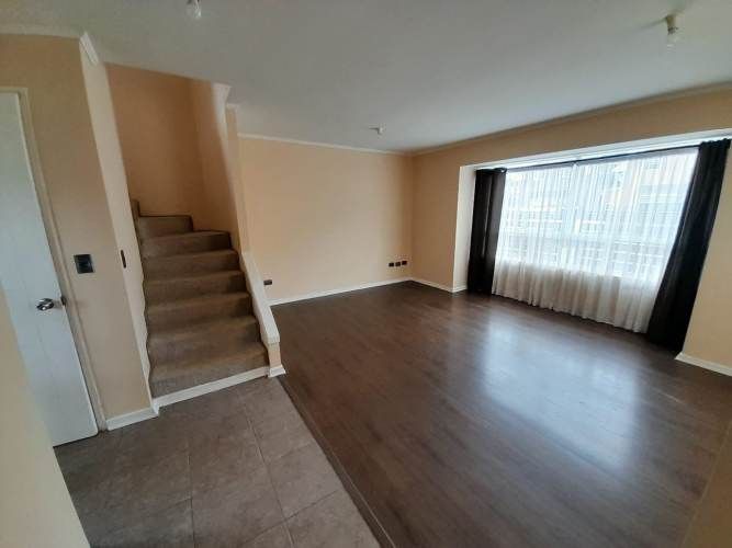 Casa de esquina, amplia, en lugar tranquilo y con áreas verdes