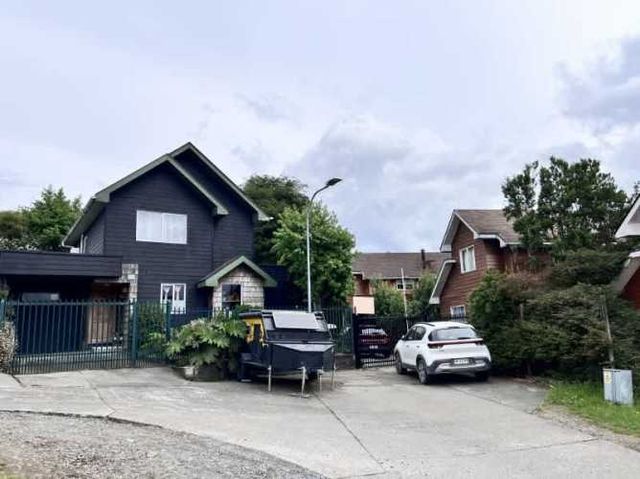 VENTA CASA FRENTE A HOSPITAL PUERTO VARAS CON OFIC