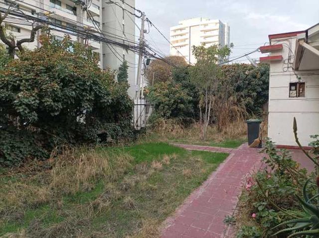 Terreno 1055 m2. con Casa. Metro Lo Vial (132310)