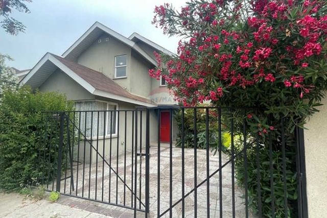 Amplitud y comodidad casa con piscina y terraza