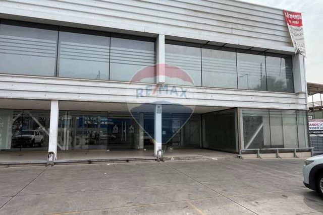 ¡arrienda bodega con oficina en la reina!