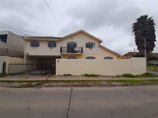 CASA Amplia casa esquina en arriendo, Sector San Joaquín, a una cuadra de Alberto Arenas.