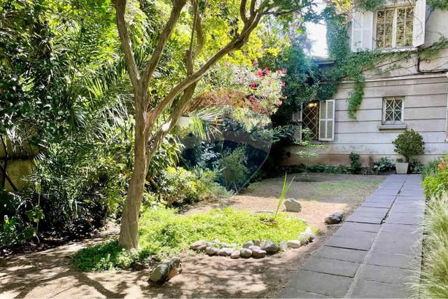 Amplio departamento con hermoso jardin