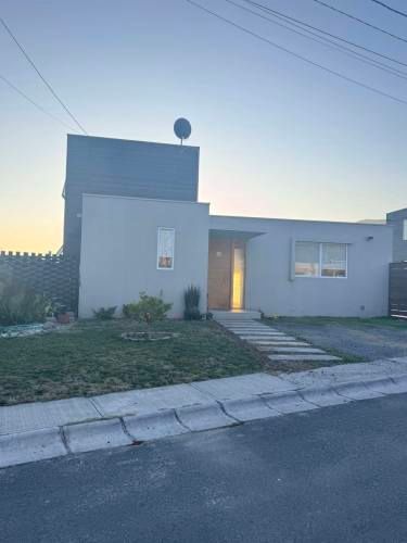 SE VENDE CASA EN EXCLUSIVO CONDOMINIO DE LIMACHE