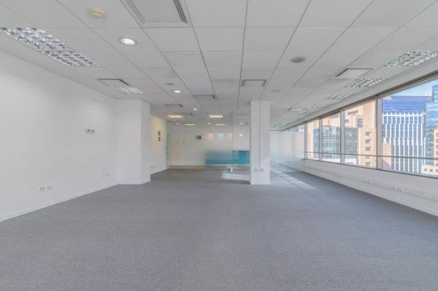 Luminosa oficina de 377 m2, en Edificio Atlantis.