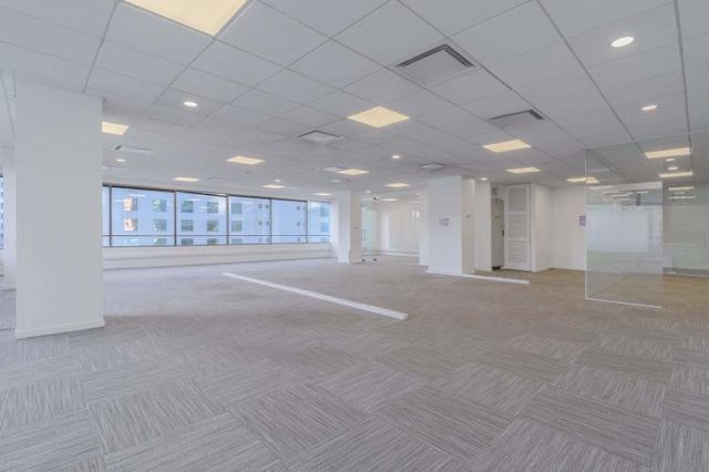 Luminosa oficina de 377 m2, en Edificio Atlantis.