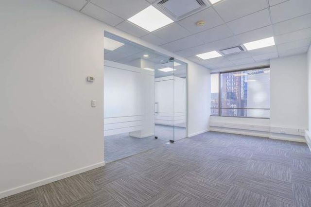 Luminosa oficina de 377 m2, en Edificio Atlantis.