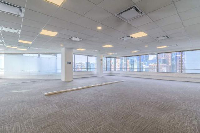 Luminosa oficina de 377 m2, en Edificio Atlantis.