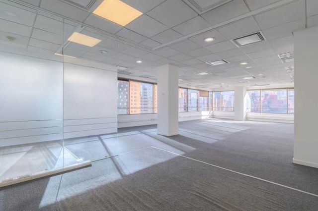 Luminosa oficina de 377 m2, en Edificio Atlantis.