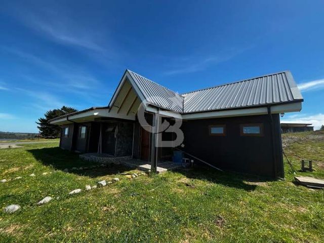 Casa luminosa en condominio consolidado