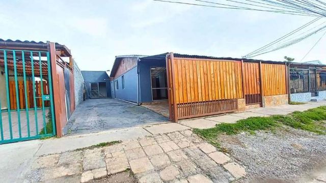 Casa en venta c/ estacionamiento en Metro Pudahuel