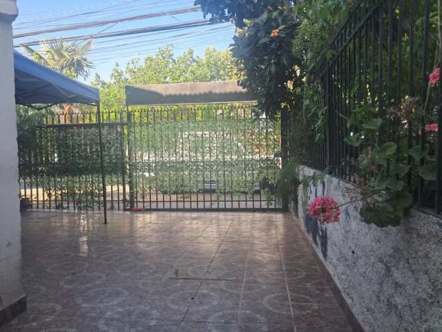 Propiedad de uso comercial y habitacional ubicada en eje central de Avenida La Florida.