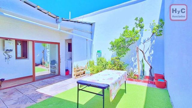 Vive en comodidad: casa con patio y luz natural