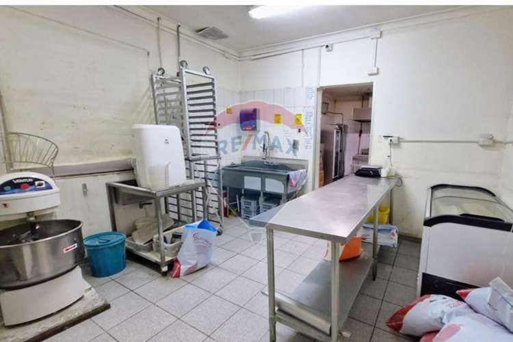 Local comercial primera línea en av irarrazabal