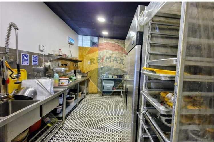 Local comercial primera línea en av irarrazabal