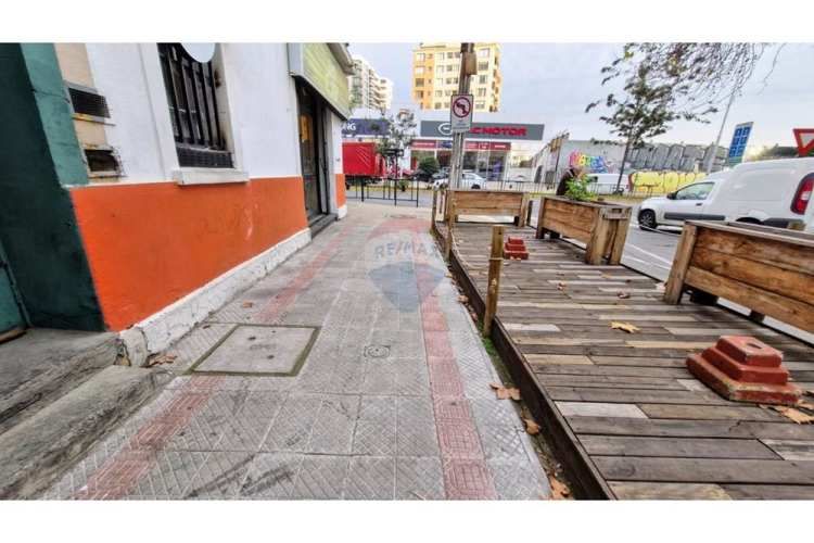 Local comercial primera línea en av irarrazabal