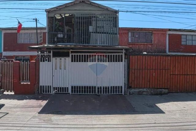 Venta de casa en pudahuel: espaciosa y conectada