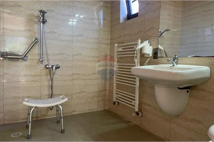 Se arrienda hotel / edificio comercial