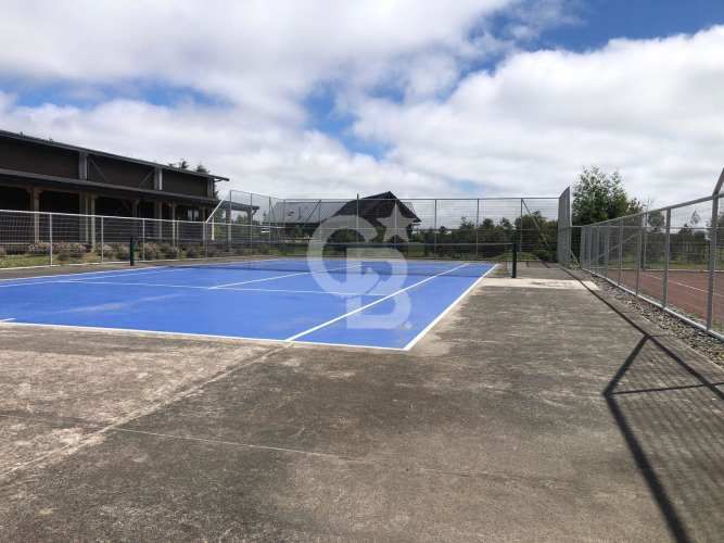 Parcela con vista al lago y volcán en condominio premium