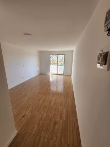 2 LOCALES COMERCIALES A LA CALLE CON 2 DEPARTAMENTOS.