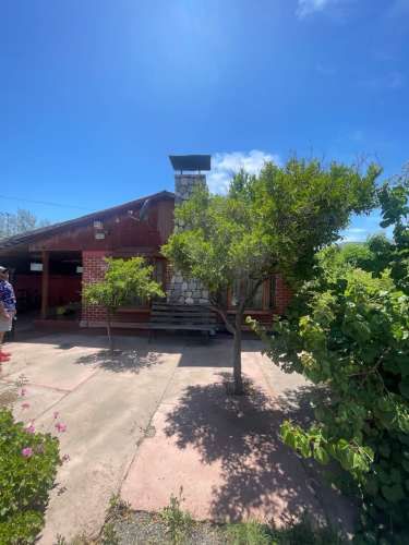 Se vende propiedad con Doble Acceso; Vivienda Principal y Galpón en Los Andes.