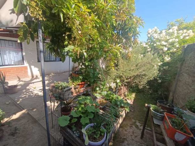 Casa de dos pisos con patio en Peñalolen metro los presidentes