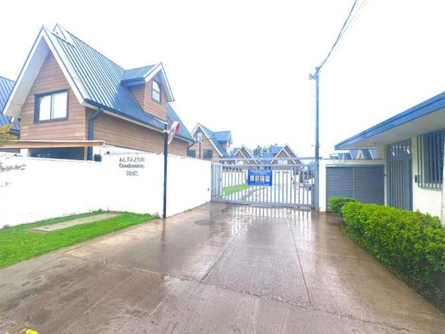 Hermosa casa tres pisos con gran patio terraza y seguridad en condominio Peñaflor