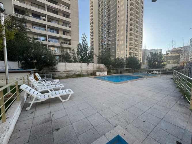 Estupendo departamento cerca de todo metro mall centros de salud en La Florida con estacionamiento y bodega