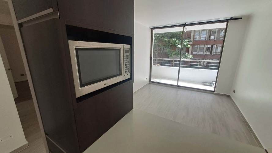 SE ARRIENDA DEPARTAMENTO AÑO CORRIDO EN SANTIAGO CENTRO GASTO COMUN INCLUIDO, 2 DORMITORIOS Y 2 BAÑOS, BODEGA