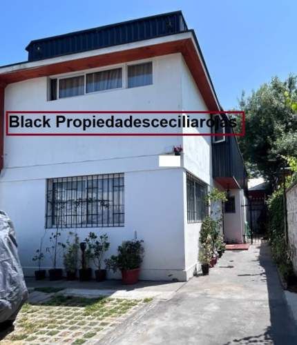 Se vende casa remodelada y aislada en La Reina