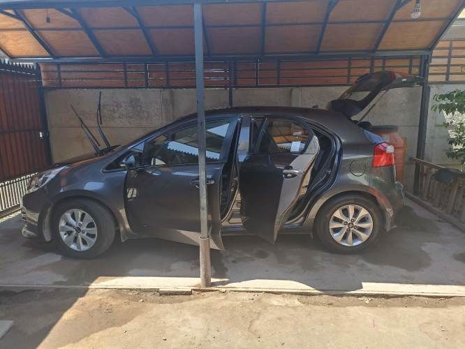 VENDO KIA RIO 5 HATCHBACK